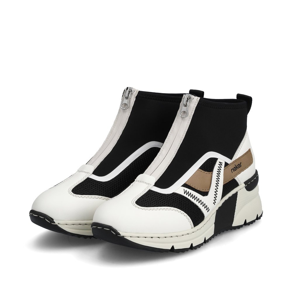 Rieker chaussons blancs pour femmes N6360-00 avec une fermeture éclair. Chaussures inclinée sur le côté.