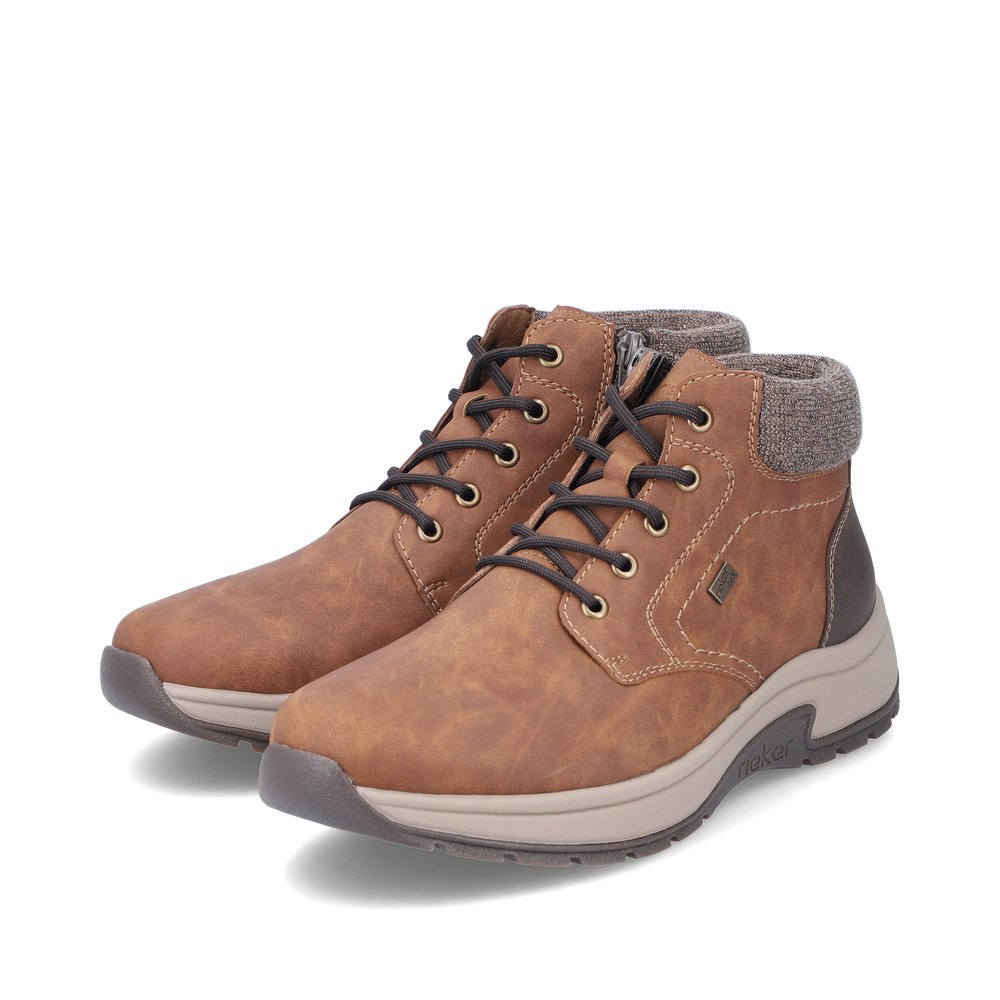 Braune Rieker Herren Schnürstiefel 11030-25 mit wasserabweisender TEX-Membran. Schuhpaar seitlich schräg.