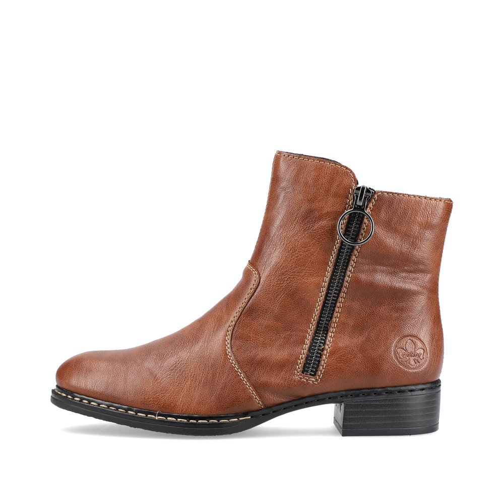 Caramel brown Rieker women´s ankle boots 73450-22 with a zipper. Outside of the shoe.