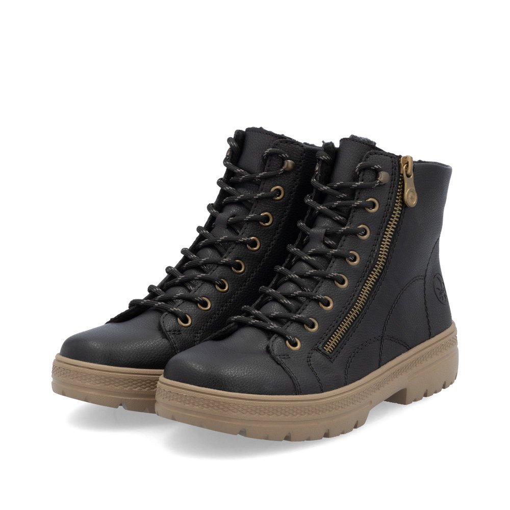 Bottes à lacets Rieker noires pour femme N0031-00 avec fermeture éclair. Chaussures inclinées sur le côté.