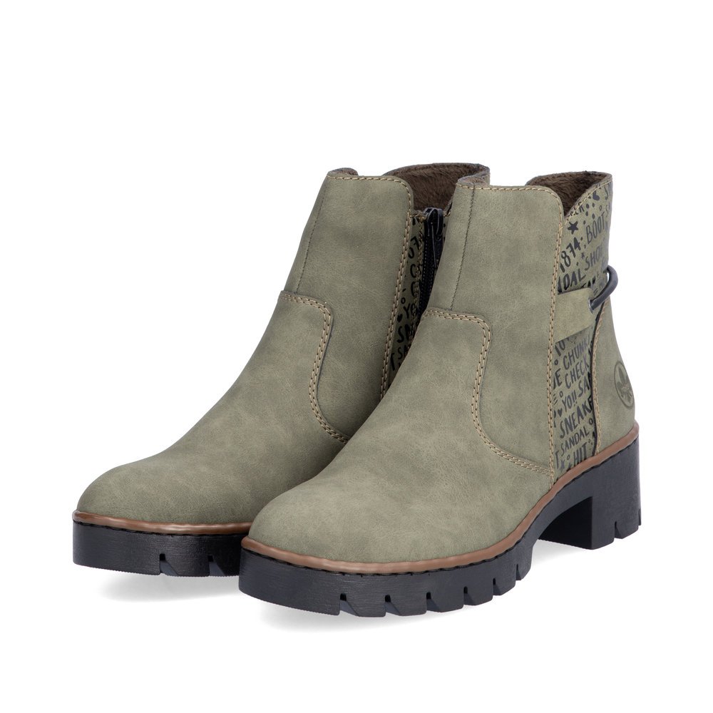 Bottines Rieker vertes pour femme X5755-54 avec imprimé texte. Chaussures inclinées sur le côté.