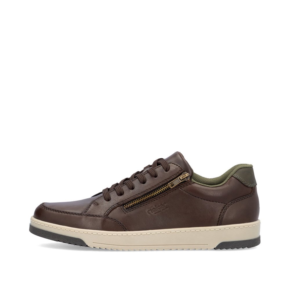 Brown Rieker men´s low-top sneakers 17502-25 with a zipper as well as extra width H. Outside of the shoe.