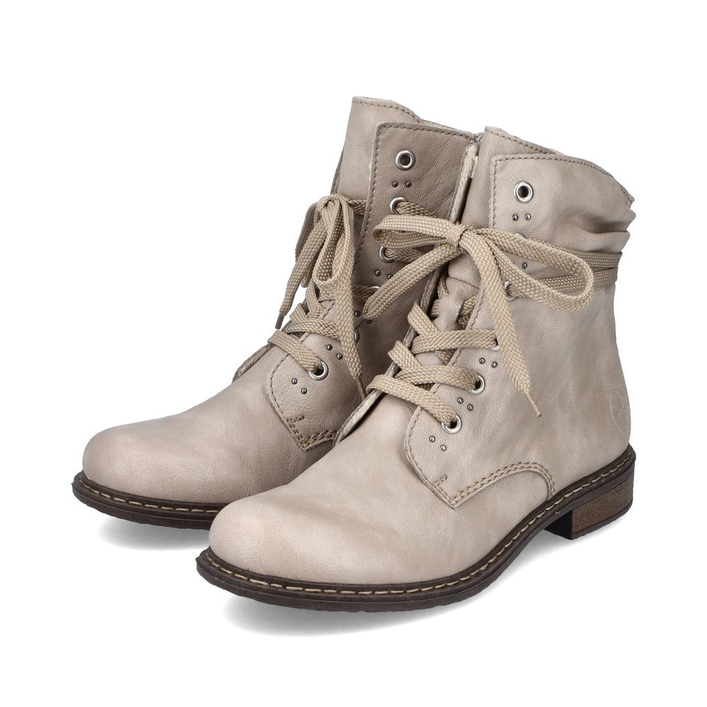 Bottes à lacets Rieker beiges pour femme 71218-62 avec fermeture éclair. Chaussures inclinées sur le côté.