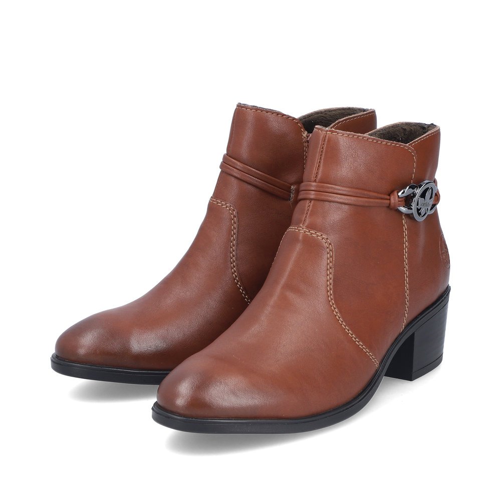 Braune Rieker Damen Stiefeletten 73970-22 mit Logo-Schmuck sowie Reißverschluss. Schuhpaar seitlich schräg.