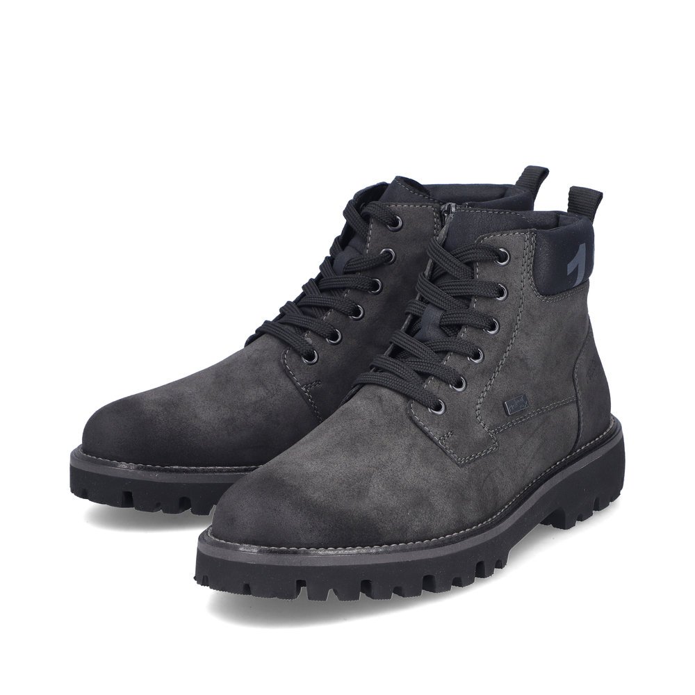 Graue Rieker Herren Schnürstiefel 30440-45 mit wasserabweisender TEX-Membran. Schuhpaar seitlich schräg.