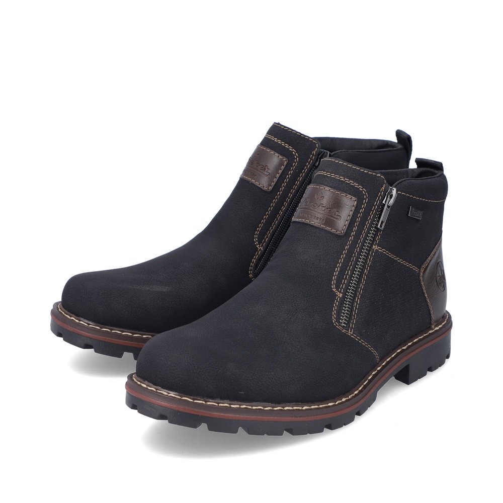 Schwarze Rieker Herren Kurzstiefel 37770-00 mit wasserabweisender TEX-Membran. Schuhpaar seitlich schräg.