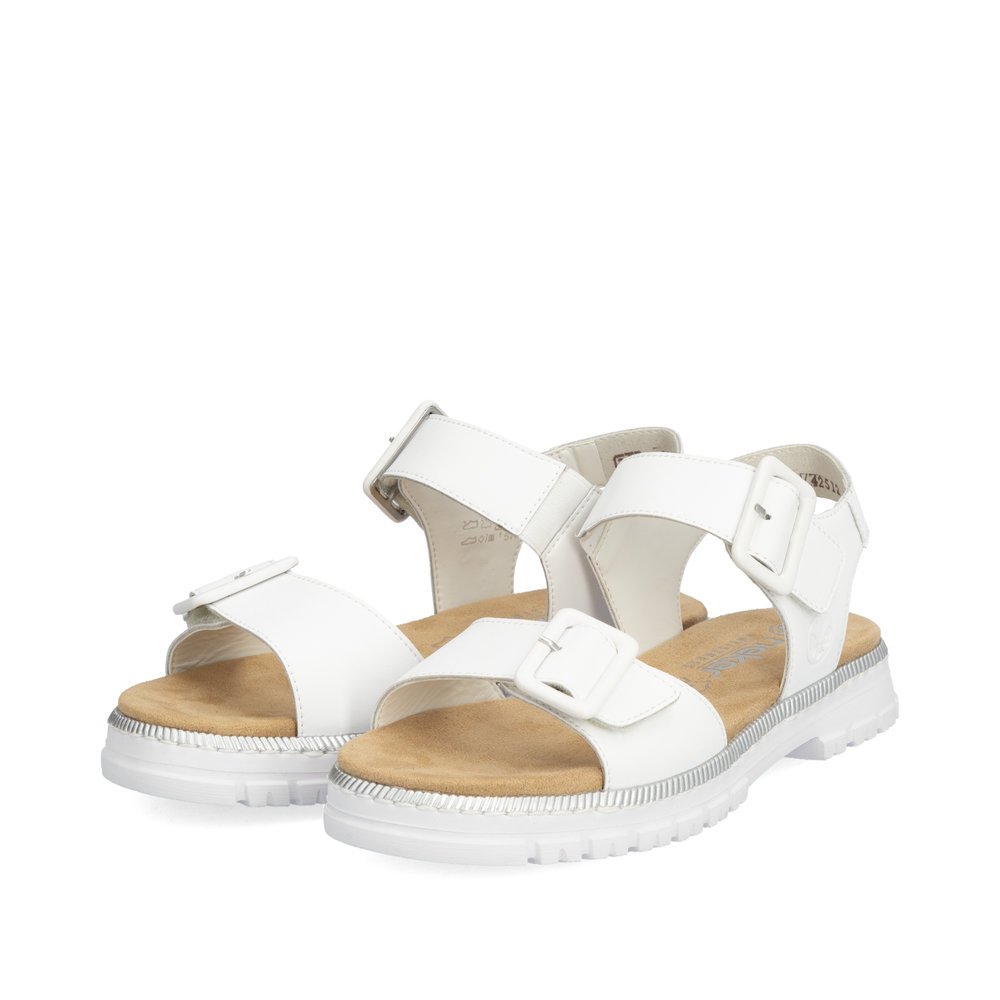 Rieker sandales à lanières blanches femmes V4252-80 avec fermeture velcro. Chaussures inclinée sur le côté.