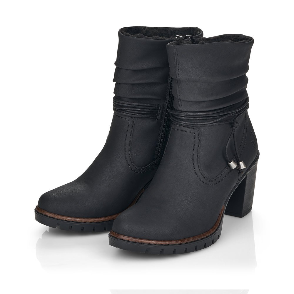 Jet black Rieker women´s ankle boots Y2591-01 with gathered look as well as zipper. Shoes laterally.