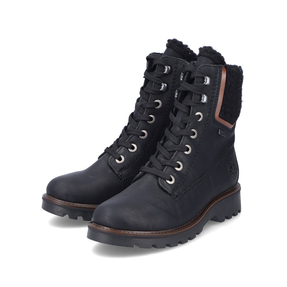 Schwarze Rieker Damen Schnürstiefel 73230-00 mit wasserabweisender TEX-Membran. Schuhpaar seitlich schräg.