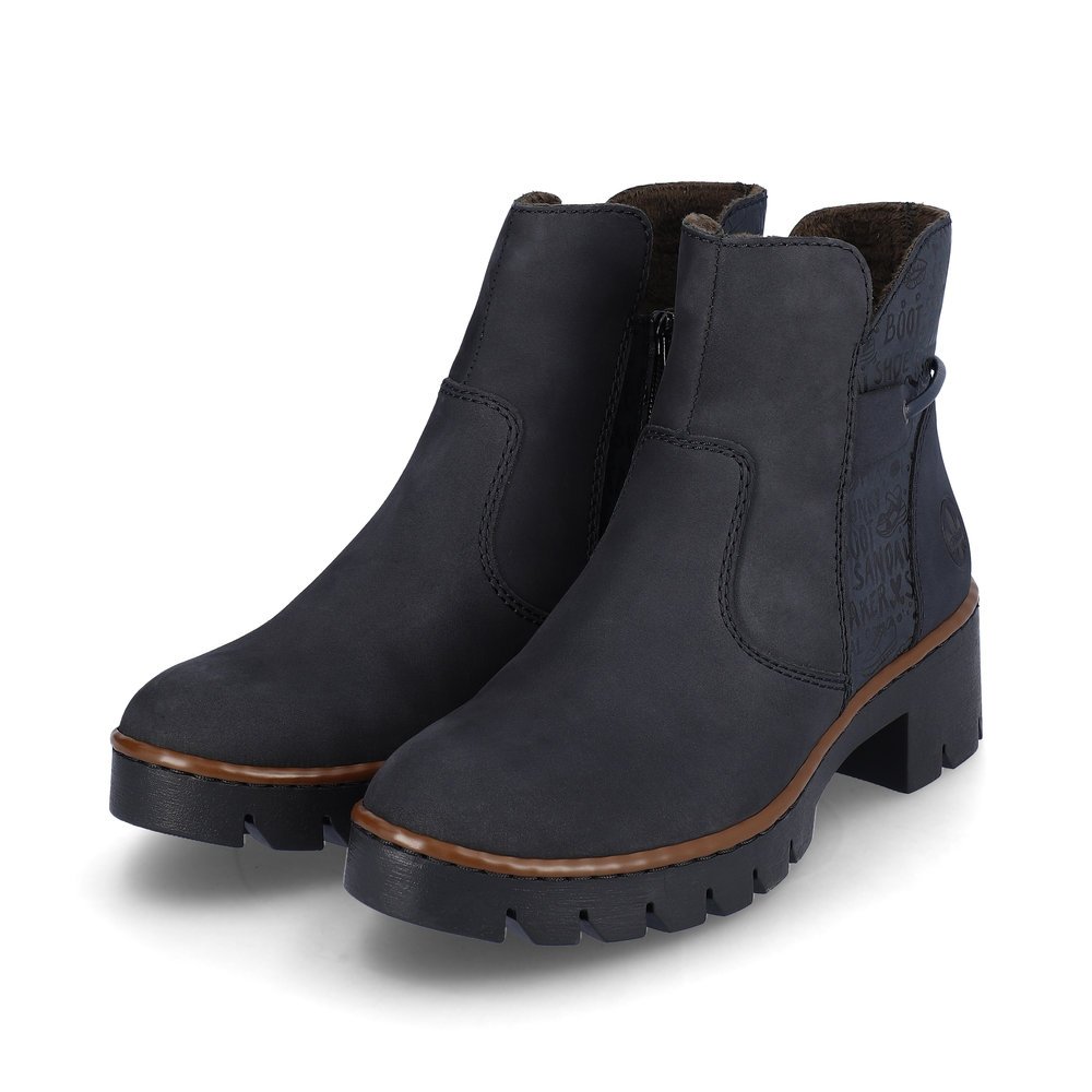 Dunkelblaue Rieker Damen Kurzstiefel X5755-14 mit einem Reißverschluss. Schuhpaar seitlich schräg.