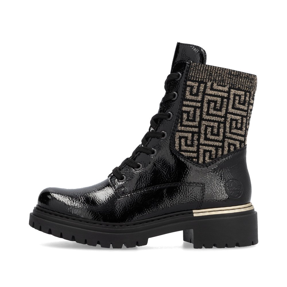 Black Rieker women´s biker boots 72607-00 with a stylish shaft as well as a zipper. Outside of the shoe.