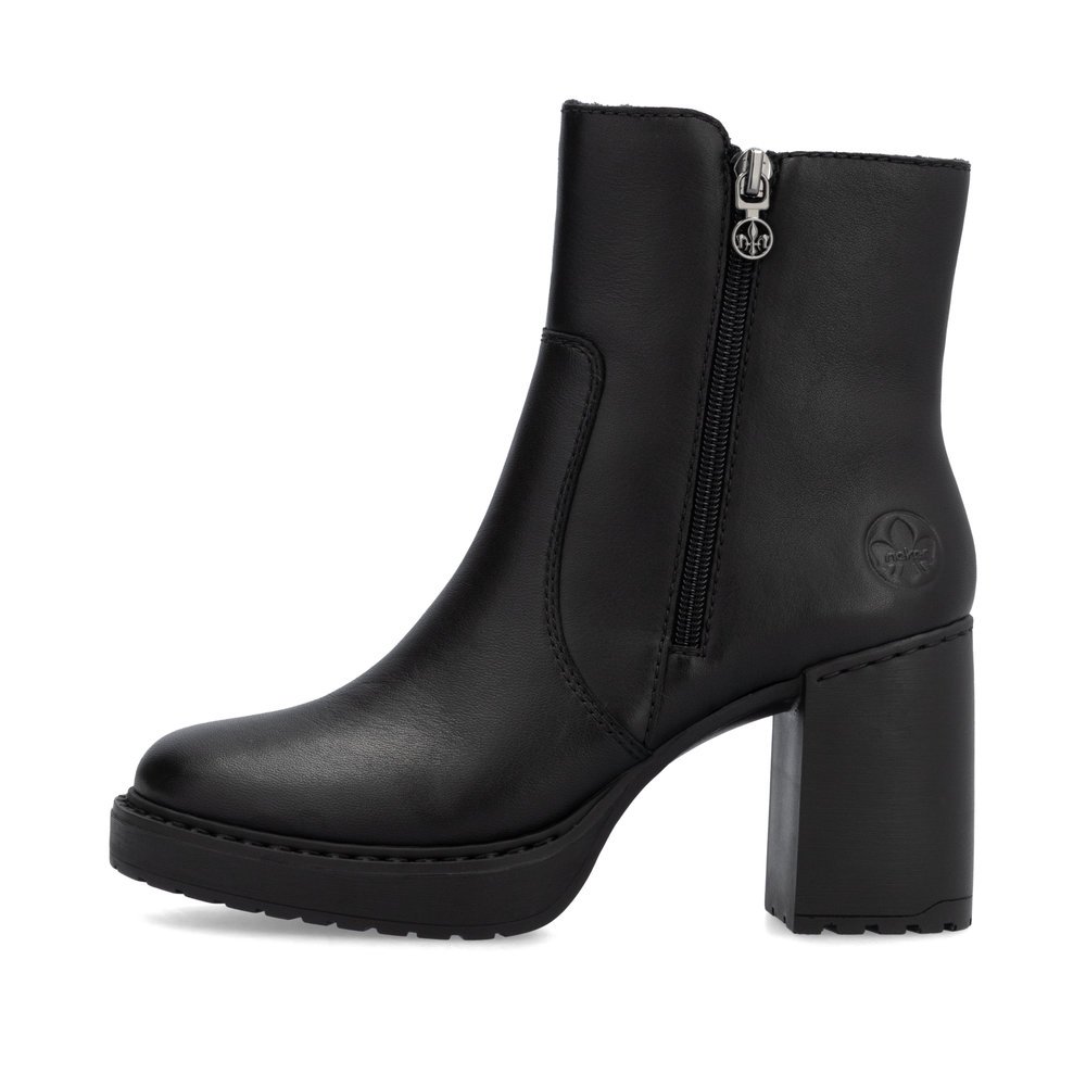 Black Rieker women´s ankle boots Y4155-01 with a zipper as well as comfort width G. Outside of the shoe.