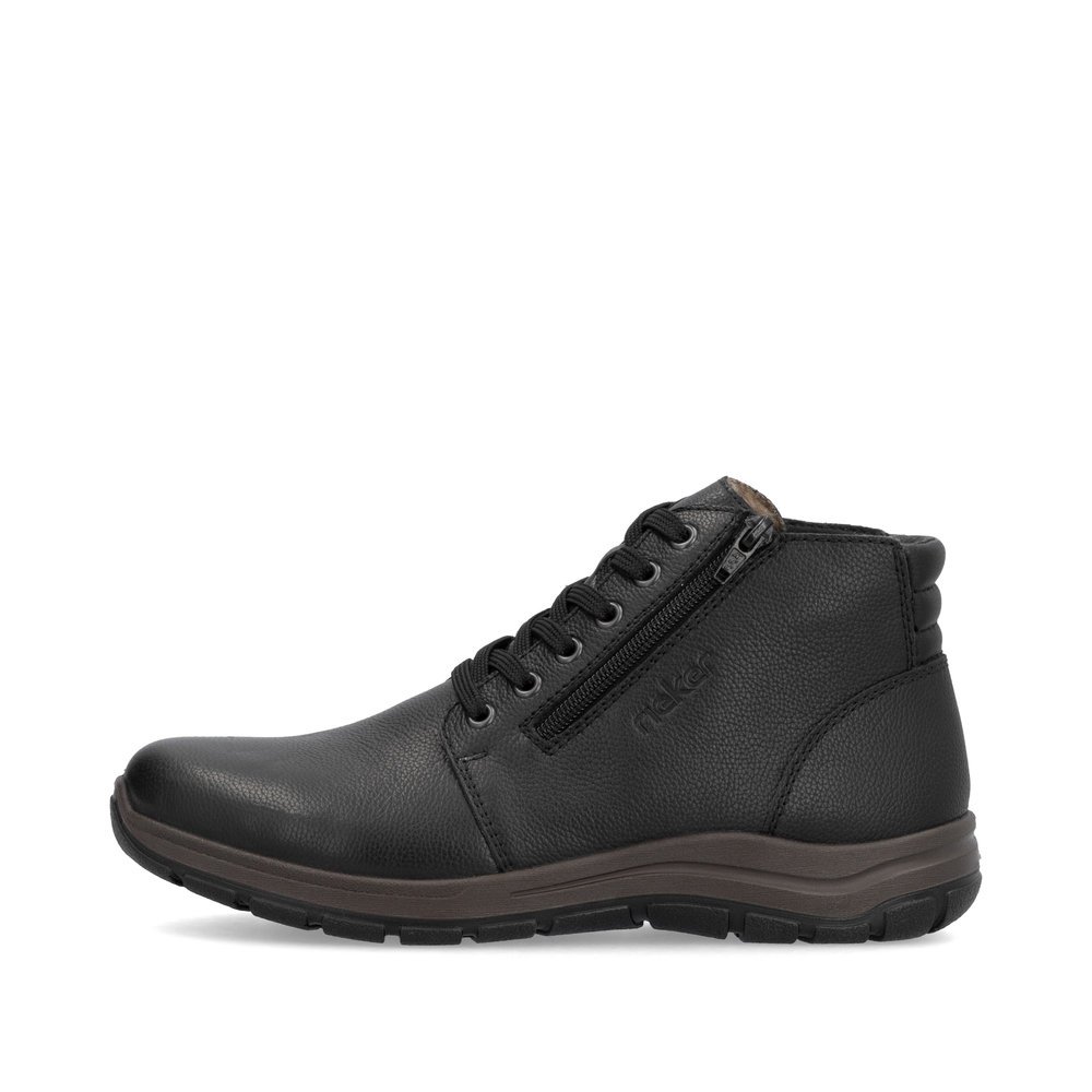 Black Rieker men´s lace-up boots 03652-00 with a zipper as well as extra width H. Outside of the shoe.