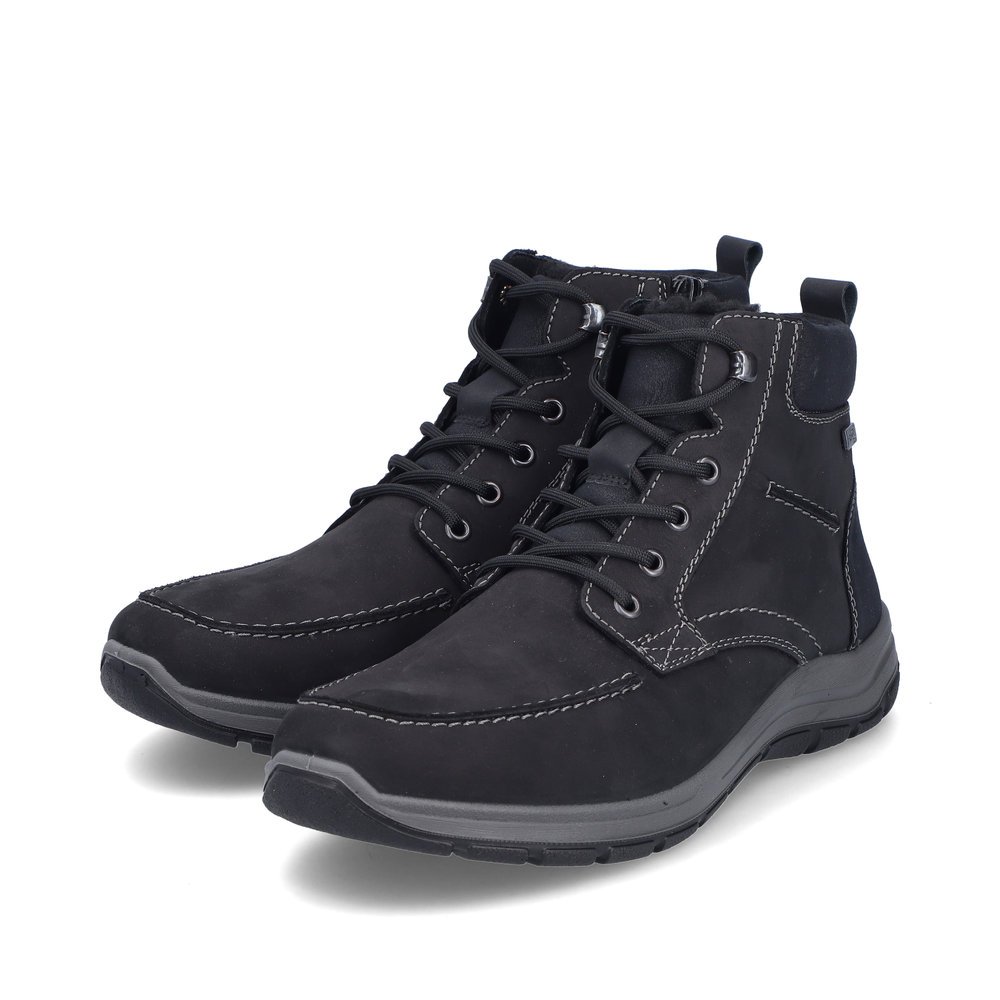 Schwarze Rieker Herren Schnürstiefel 03610-00 mit wasserabweisender TEX-Membran. Schuhpaar seitlich schräg.