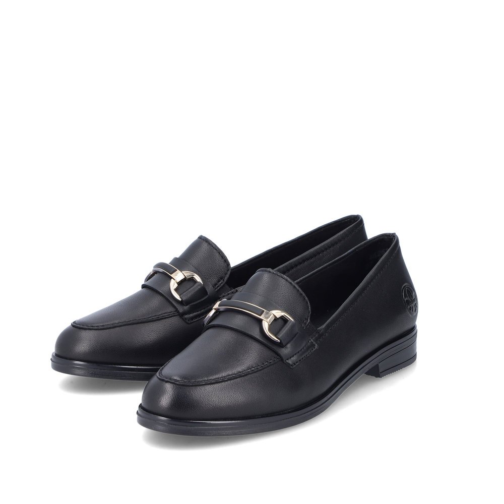 Mocassins Rieker noirs pour femme 46262-01 avec élément décoratif. Chaussures inclinées sur le côté.