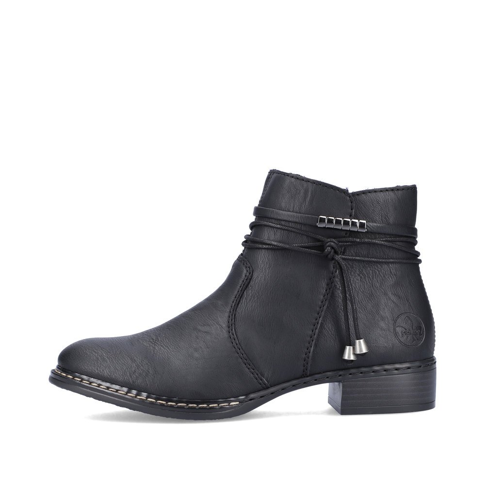 Tiefschwarze Rieker Damen Stiefeletten 73488-00 mit modischer Kordel. Schuh Außenseite.