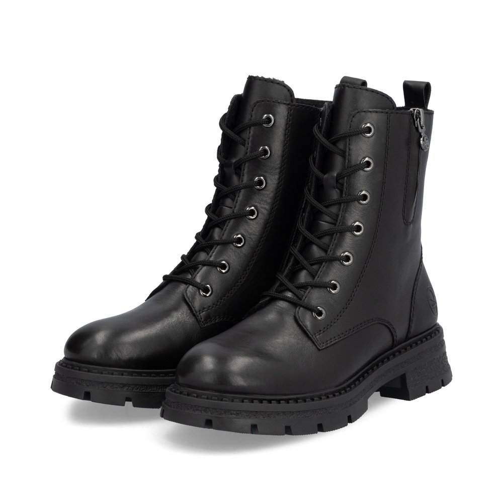 Black Rieker women´s biker boots Z9804-00 with a zipper as well as removable insole. Shoes laterally.