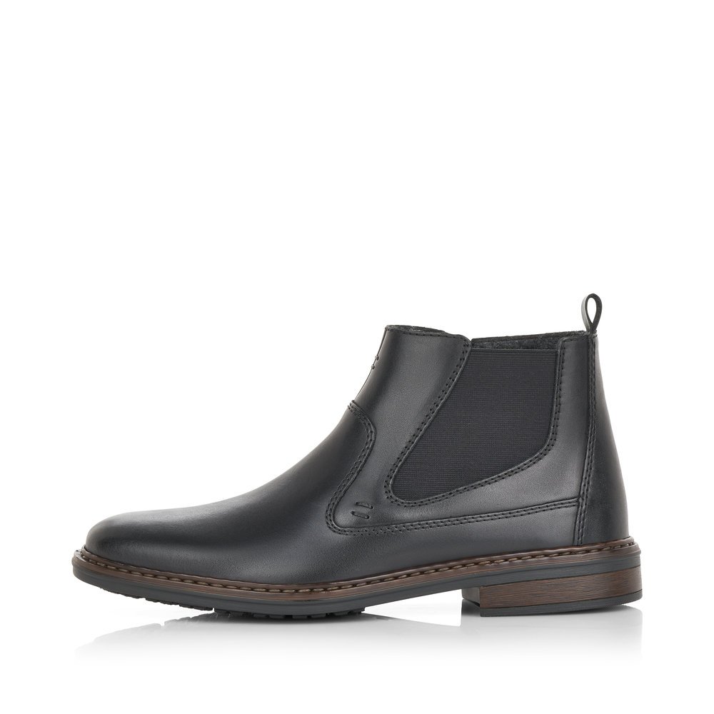 Matt black Rieker men´s Chelsea boots 37662-00 with zipper as well as extra width H. Outside of the shoe.