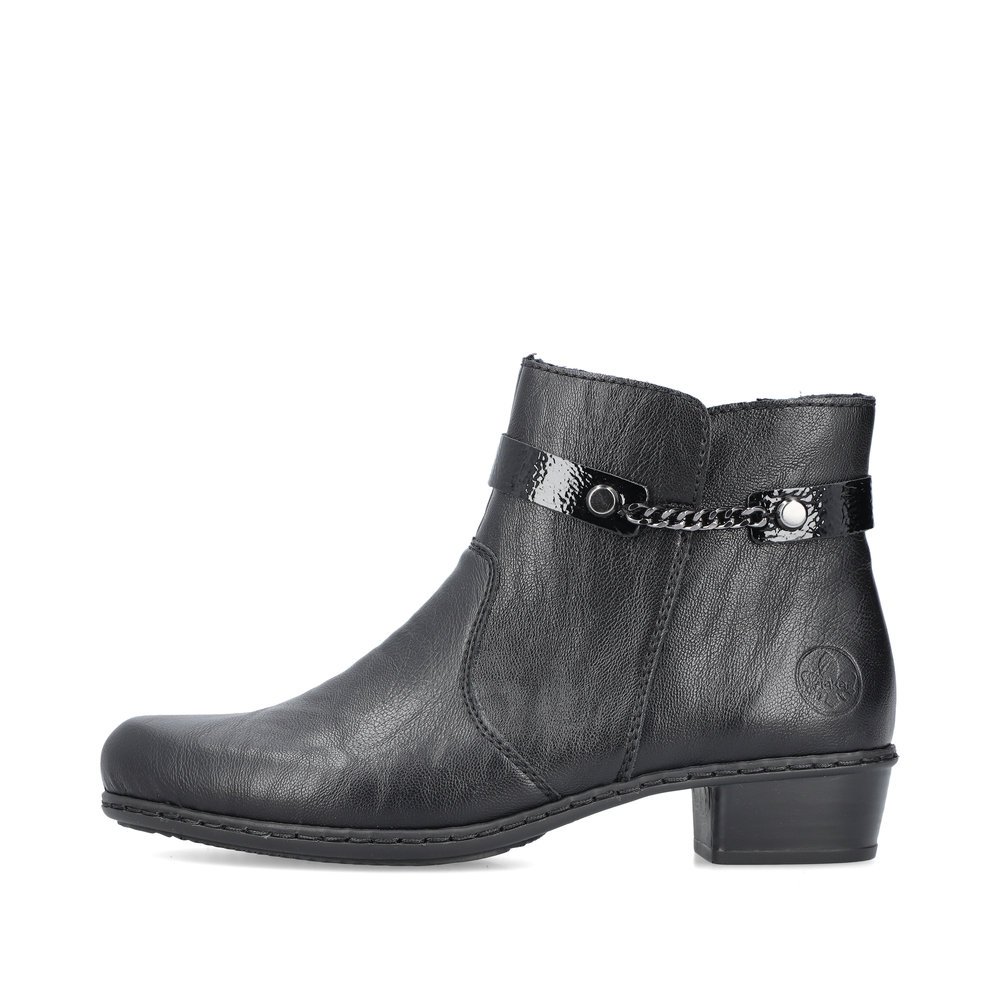 Black Rieker women´s ankle boots Y0783-00 with fine chain element as well as zipper. Outside of the shoe.