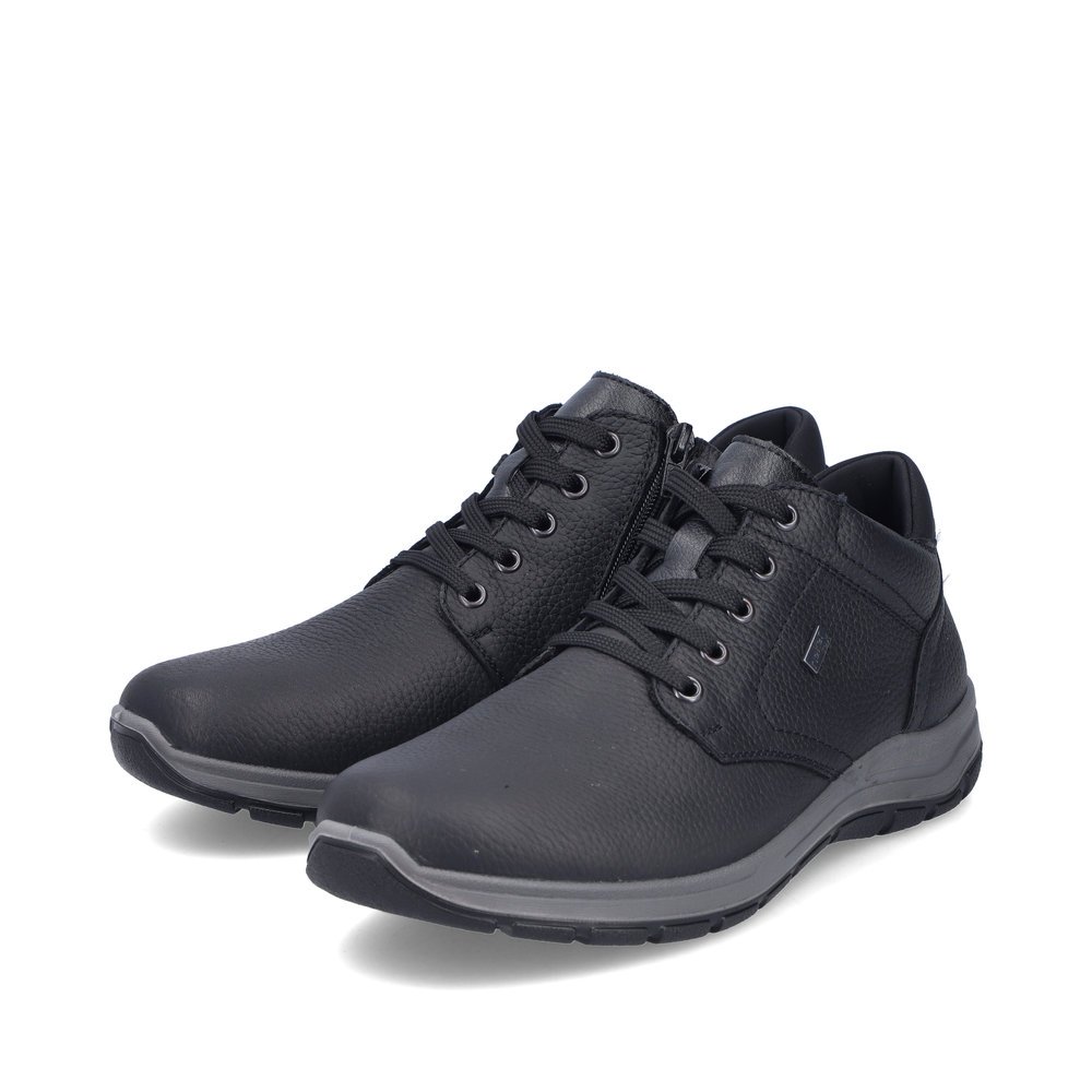 Schwarze Rieker Herren Schnürschuhe 03632-00 mit wasserabweisender TEX-Membran. Schuhpaar seitlich schräg.