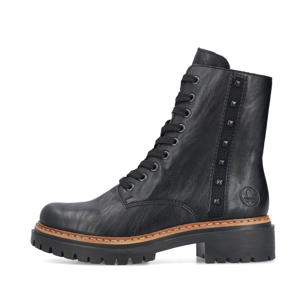 Asphaltschwarze Rieker Damen Biker Boots 72647-00 mit einem Reißverschluss. Schuh Außenseite.