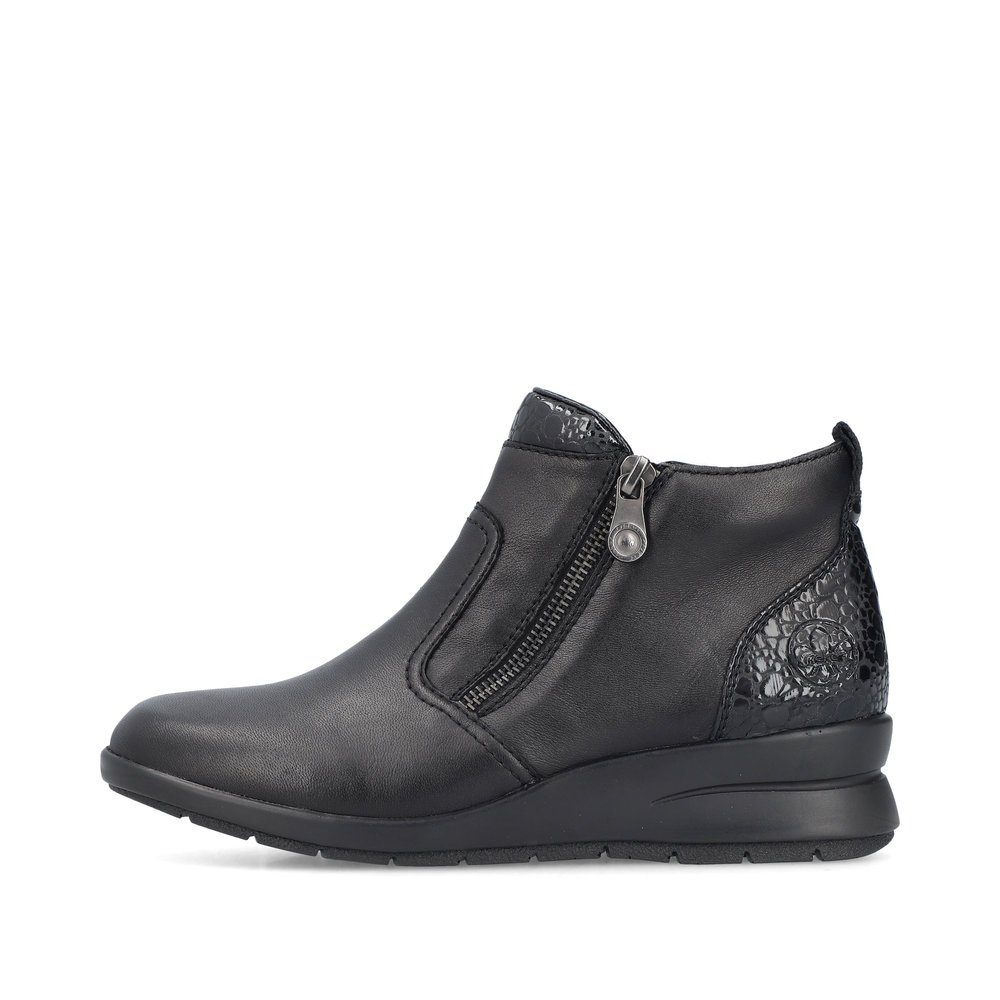 Black Rieker women´s ankle boots L4861-00 with a zipper as well as removable insole. Outside of the shoe.