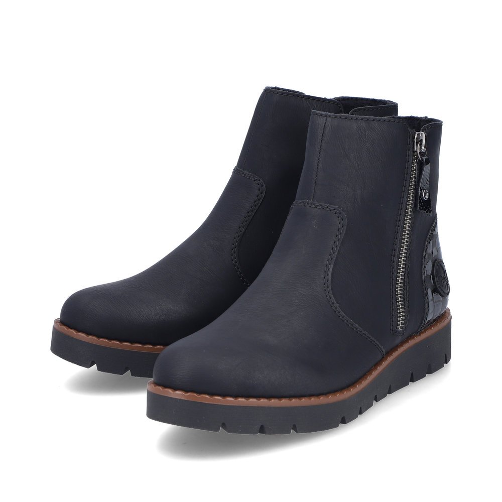 Urbanschwarze Rieker Damen Kurzstiefel 44950-00 mit einem Reißverschluss. Schuhpaar seitlich schräg.