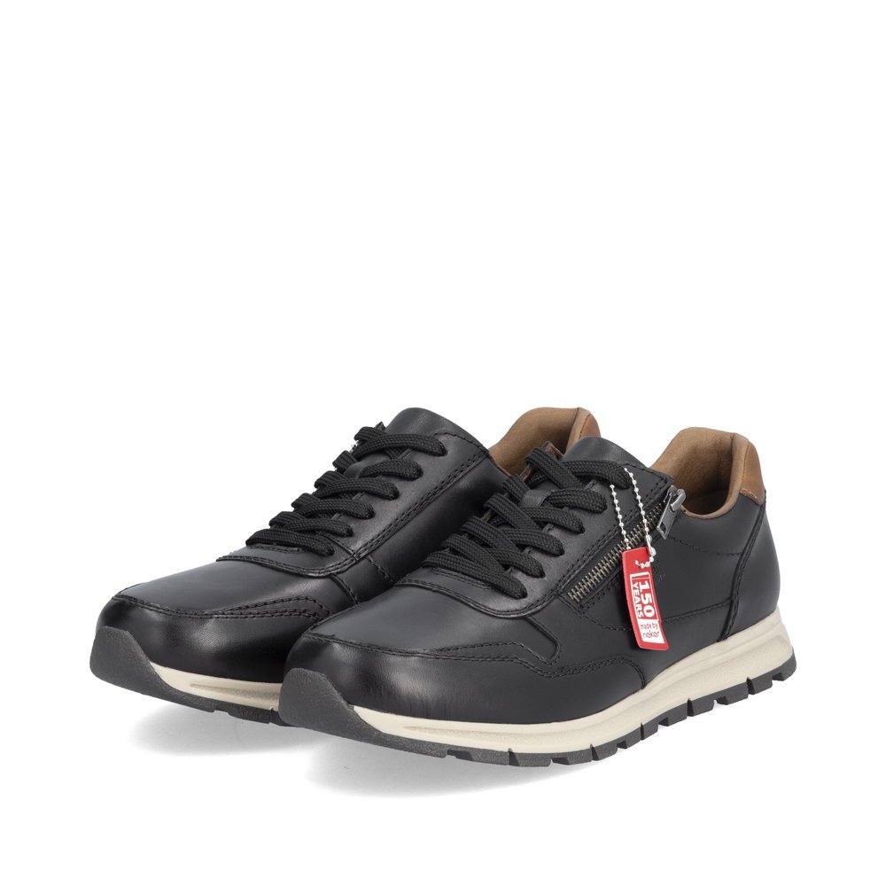 Baskets basses Rieker noires pour homme B0504-00 avec fermeture éclair. Chaussures inclinées sur le côté.