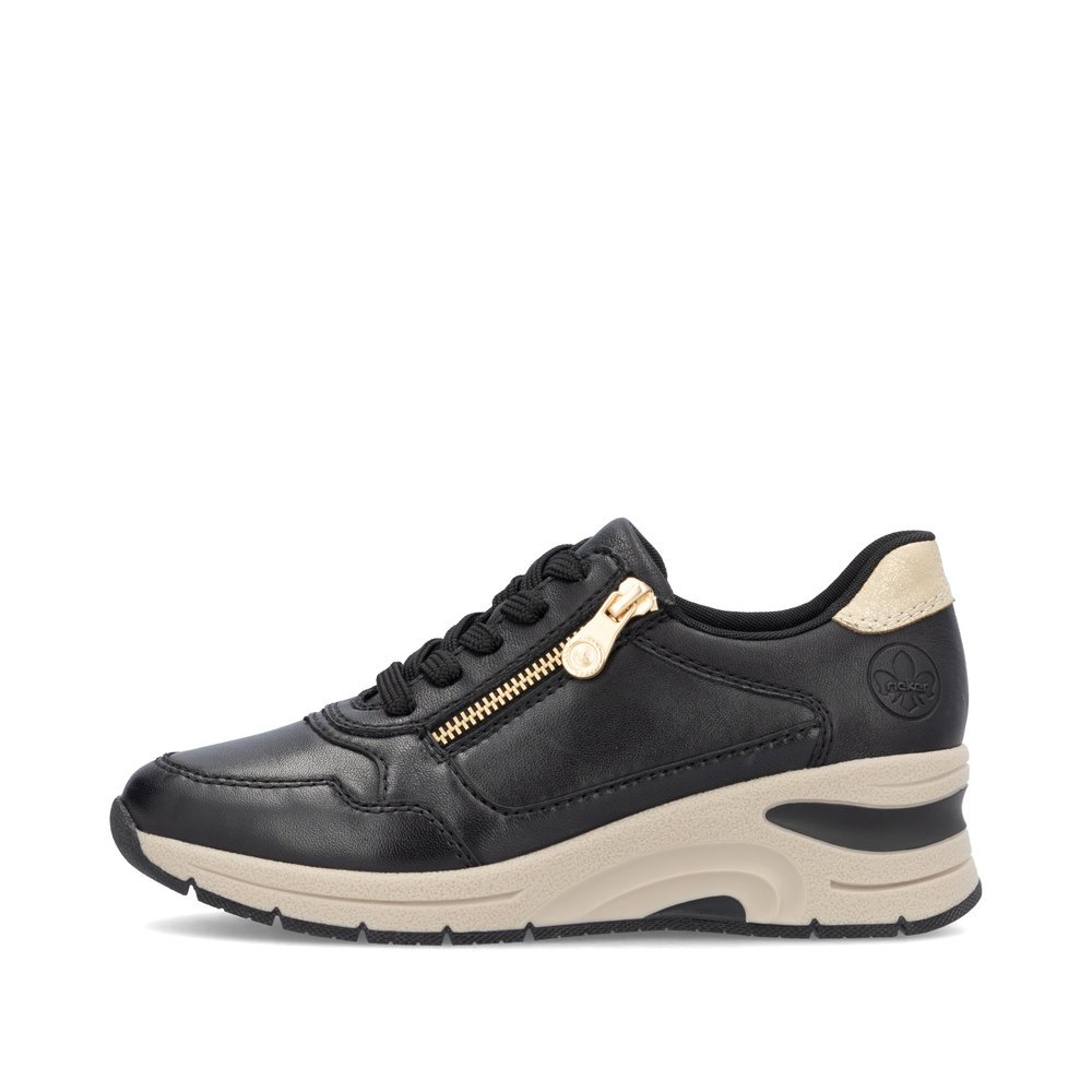 Mattschwarze Rieker Damen Sneaker Low N9301-00 mit goldenen Details. Schuh Außenseite.