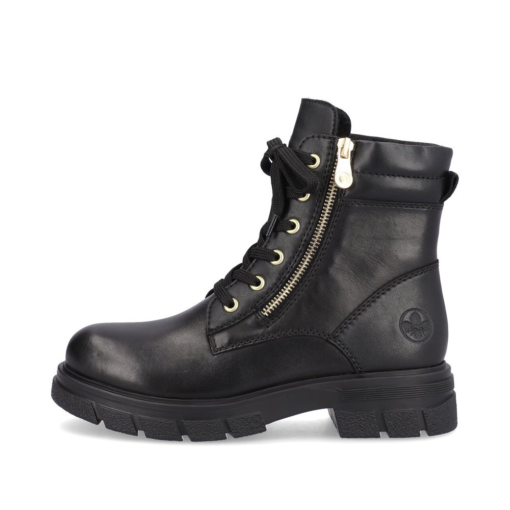 Jet black Rieker women´s biker boots Z9103-00 with a zipper. Outside of the shoe.