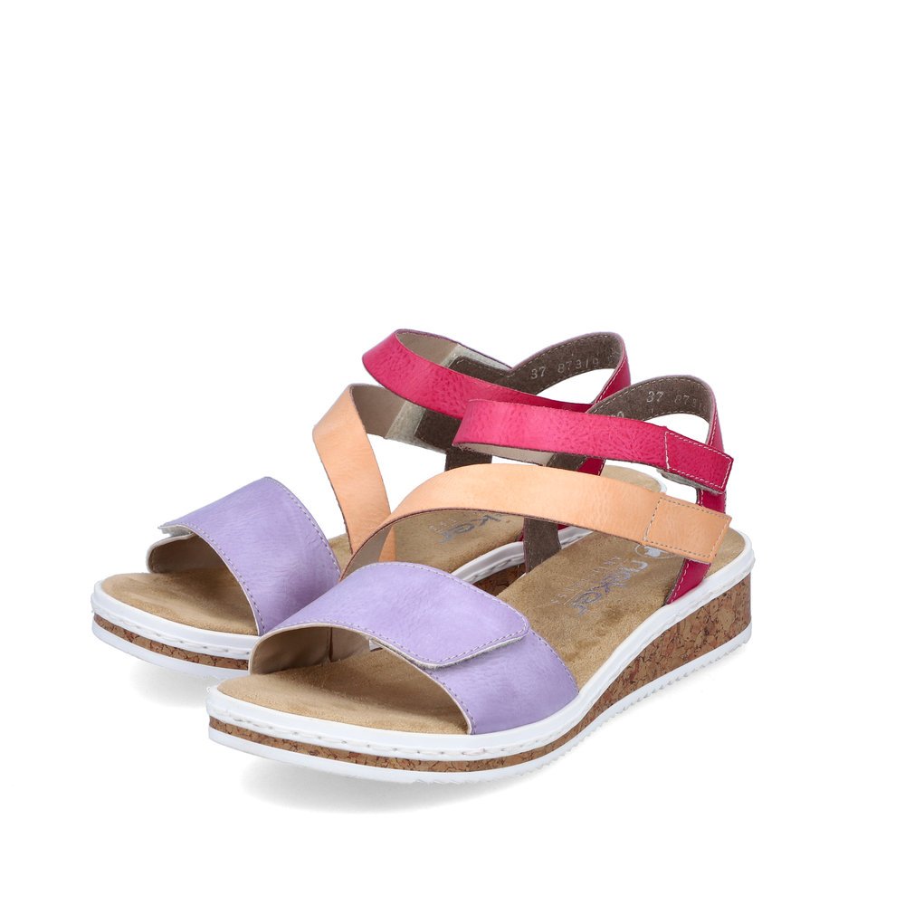 Rieker sandales compensées violette femmes V3670-90 avec fermeture velcro. Chaussures inclinée sur le côté.