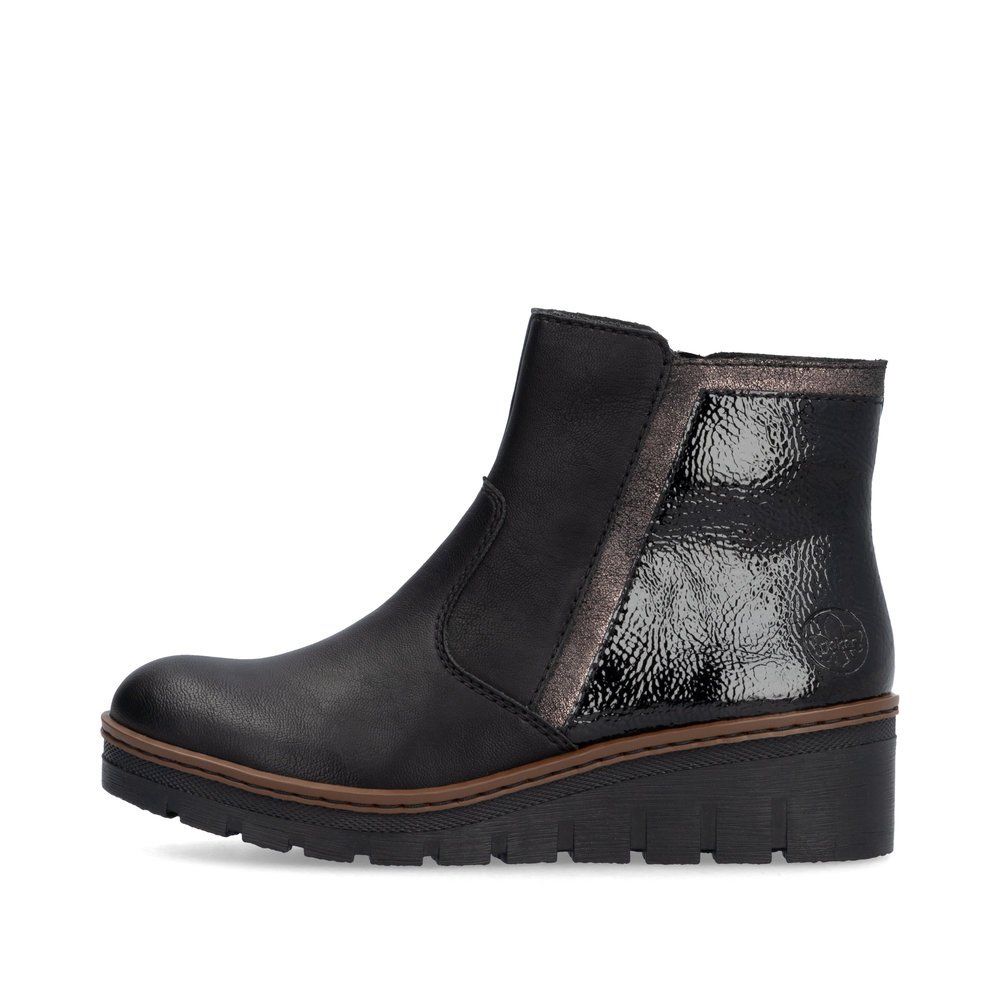 Matt black Rieker women´s ankle boots X9150-00 with a zipper. Outside of the shoe.