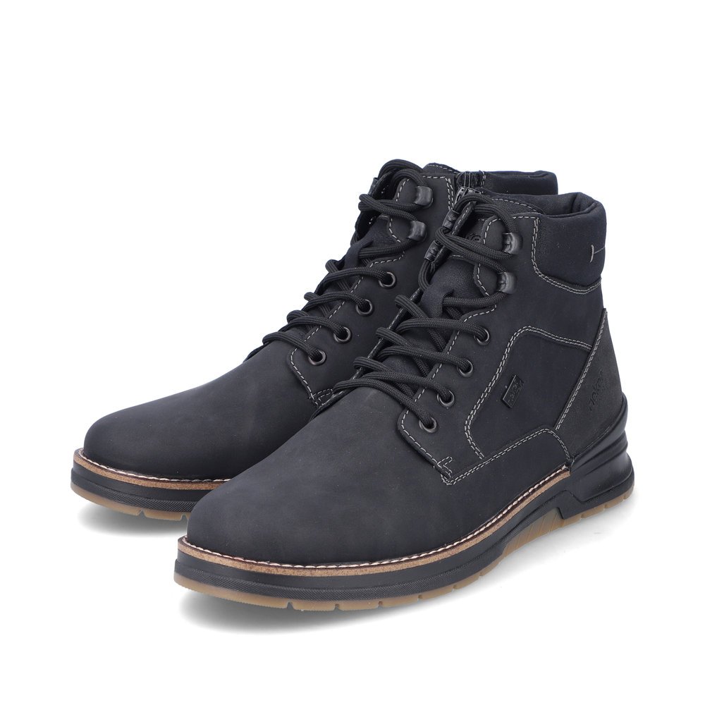 Schwarze Rieker Herren Schnürstiefel 32330-00 mit wasserabweisender TEX-Membran. Schuhpaar seitlich schräg.