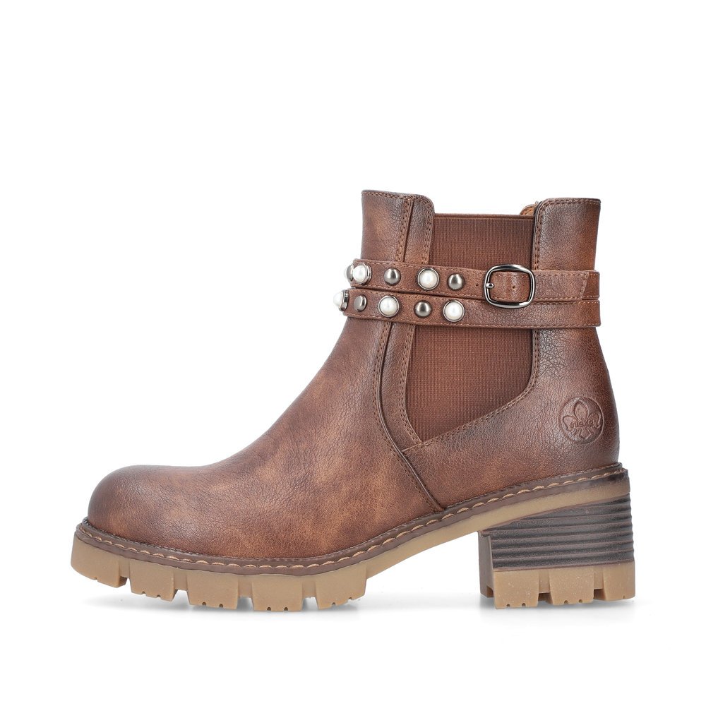 Nussbraune Rieker Damen Chelsea Boots 92064-25 mit Riemen mit Perlenschmuck. Schuh Außenseite.