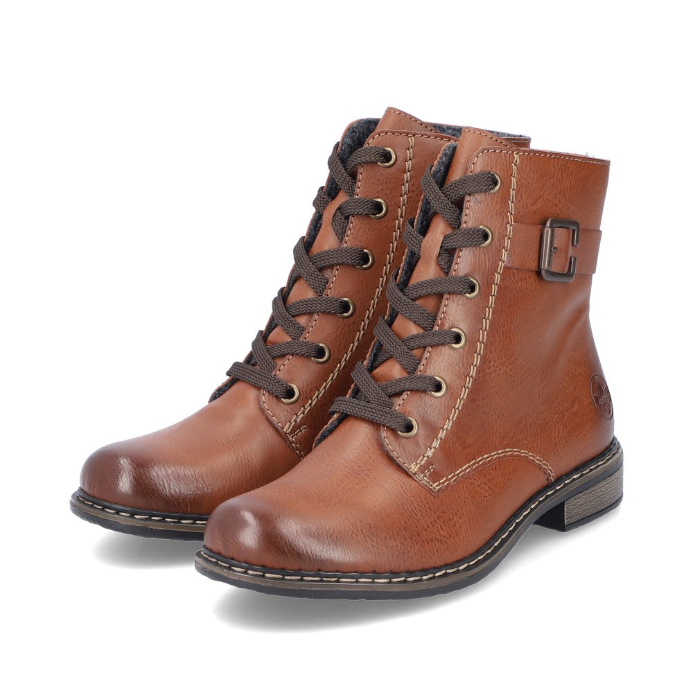 Braune Rieker Damen Schnürstiefel 71202-24 mit Zierschnalle sowie Reißverschluss. Schuhpaar seitlich schräg.