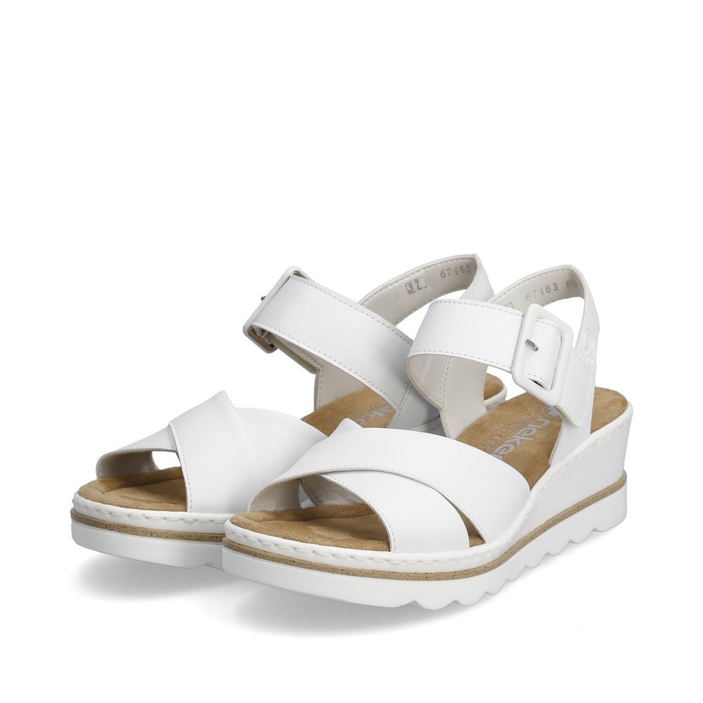 Rieker sandales compensées blanches femmes 67463-80 avec fermeture velcro. Chaussures inclinée sur le côté.