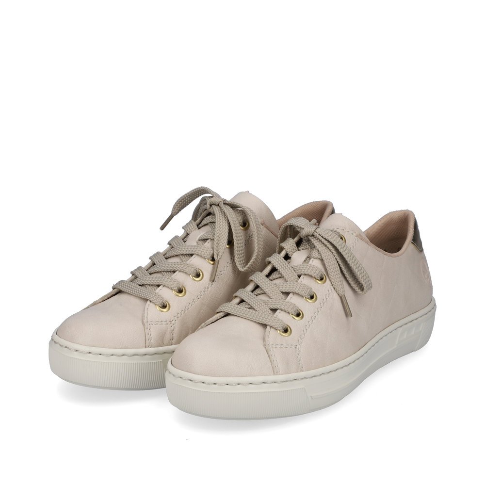 Rieker baskets basses beiges pour femmes L9800-80 avec lacets. Chaussures inclinée sur le côté.