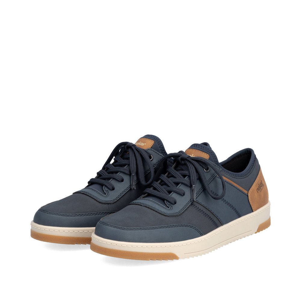 Pazifikblaue Rieker Herren Sneaker Low 17550-14 mit braunen Details. Schuhpaar seitlich schräg.