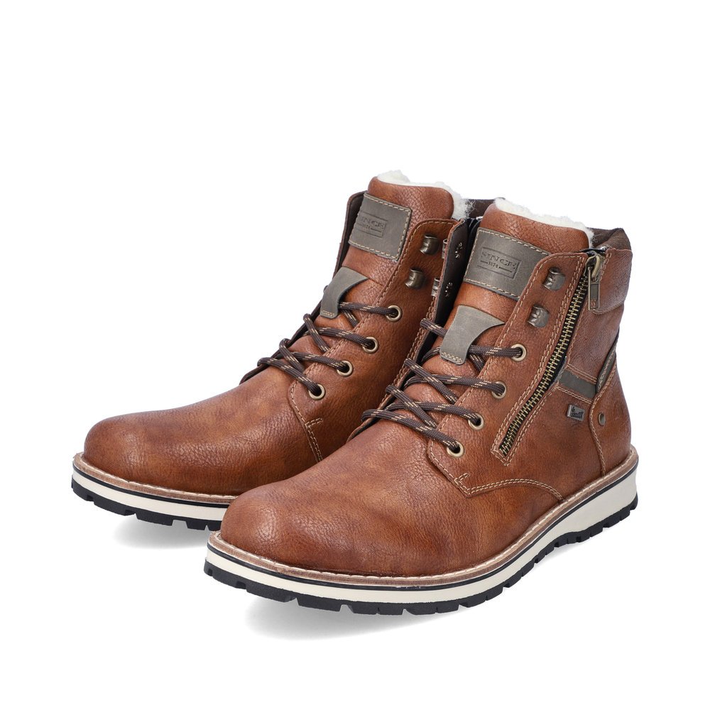 Braune Rieker Herren Schnürstiefel 38425-25 mit wasserabweisender TEX-Membran. Schuhpaar seitlich schräg.