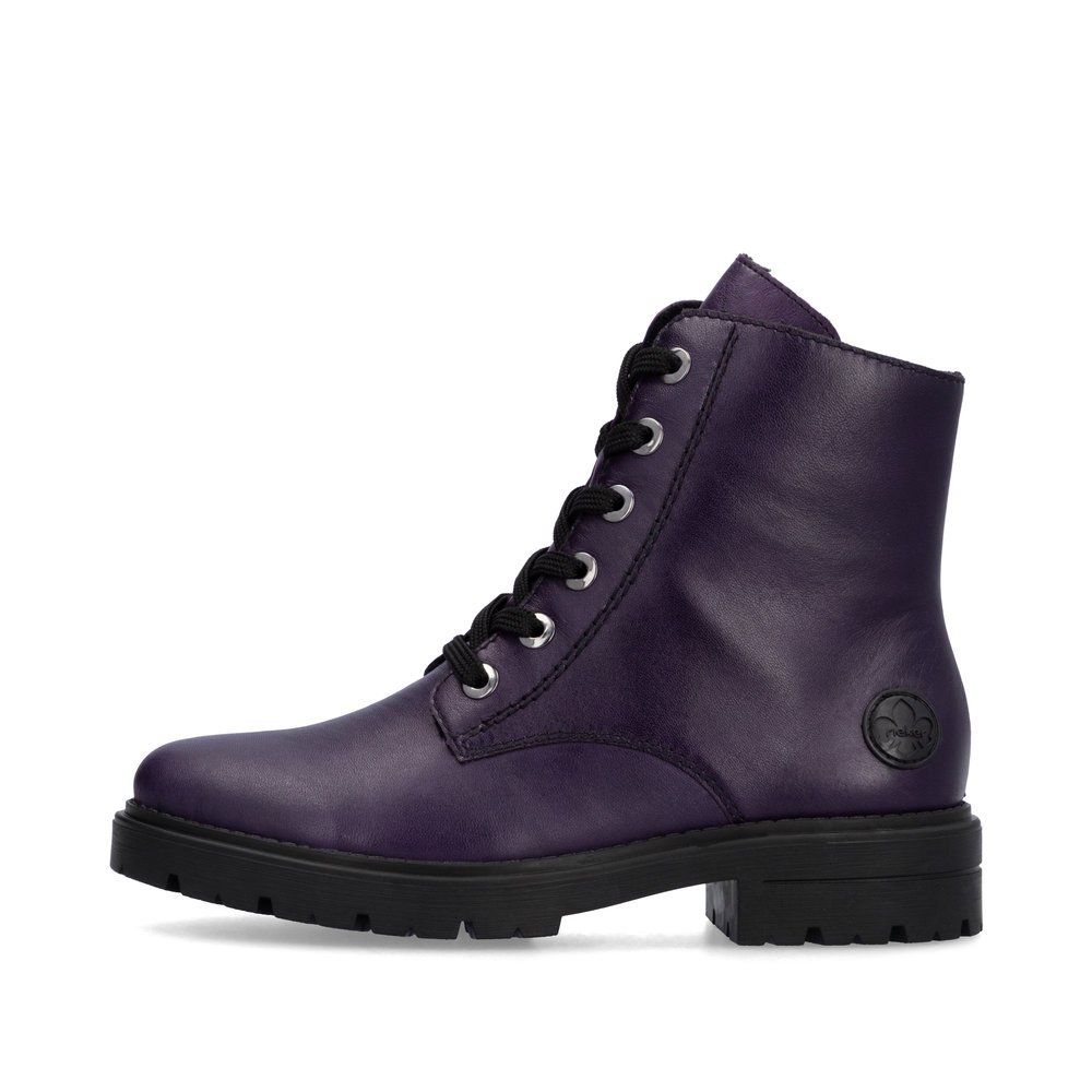 Aubergine-coloured Rieker women´s biker boots Z2841-30 with a zipper. Outside of the shoe.