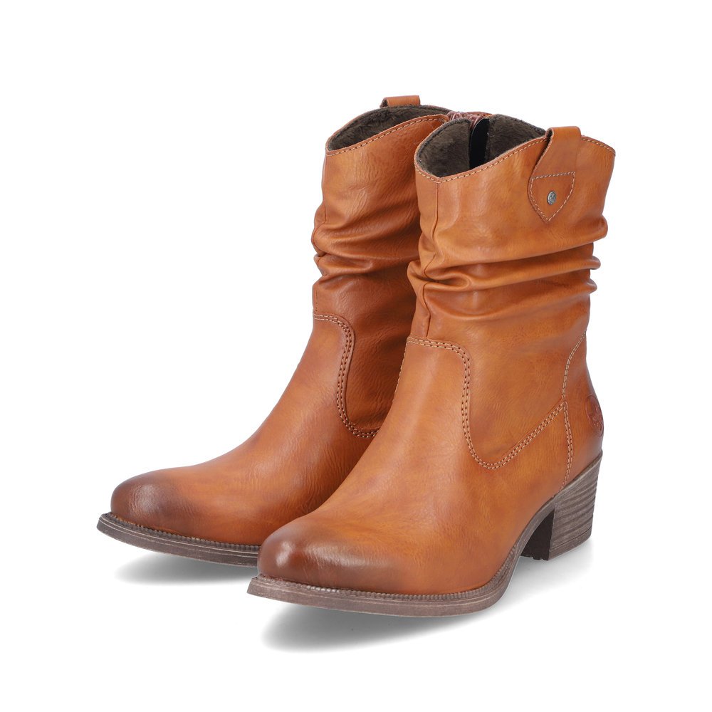 Karamellbraune Rieker Damen Stiefeletten 73170-24 mit geraffter Optik. Schuhpaar seitlich schräg.