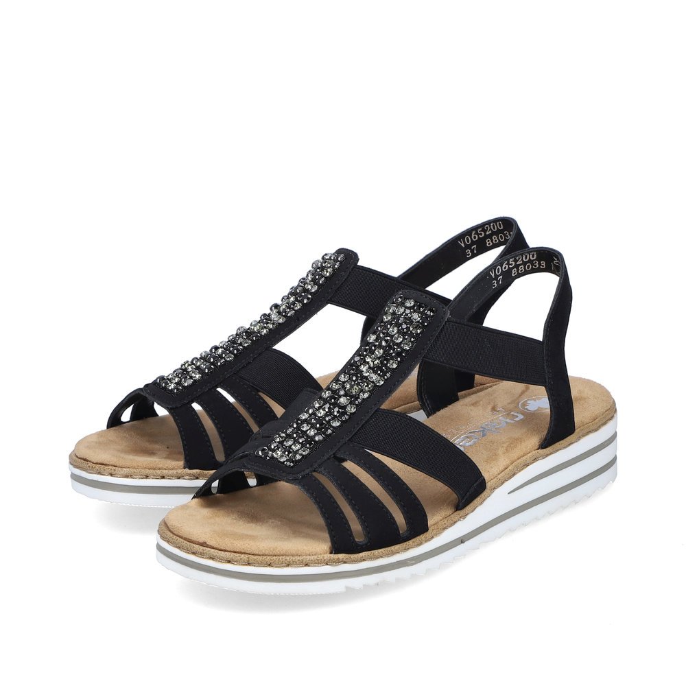 Rieker sandales compensées noires femmes V0652-00 avec insert élastique. Chaussures inclinée sur le côté.