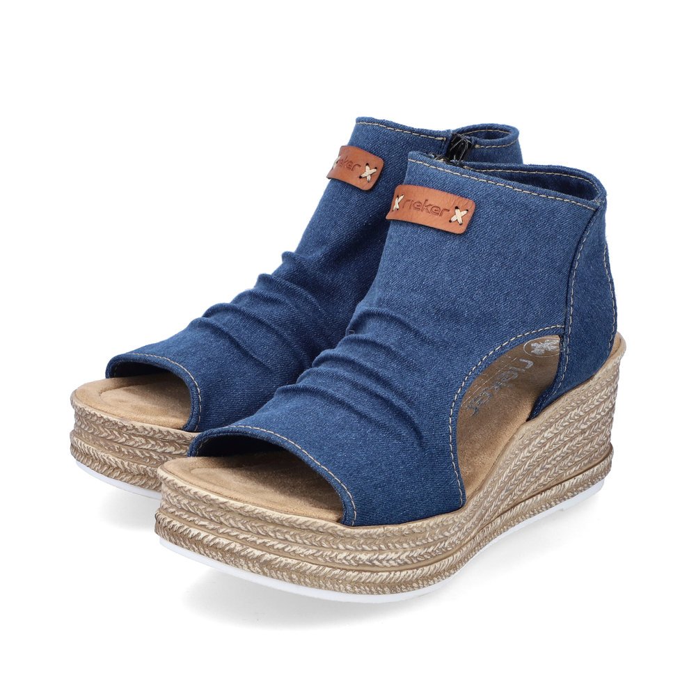 Rieker sandales compensées bleues végétaliennes pour femmes 68791-12. Chaussures inclinée sur le côté.