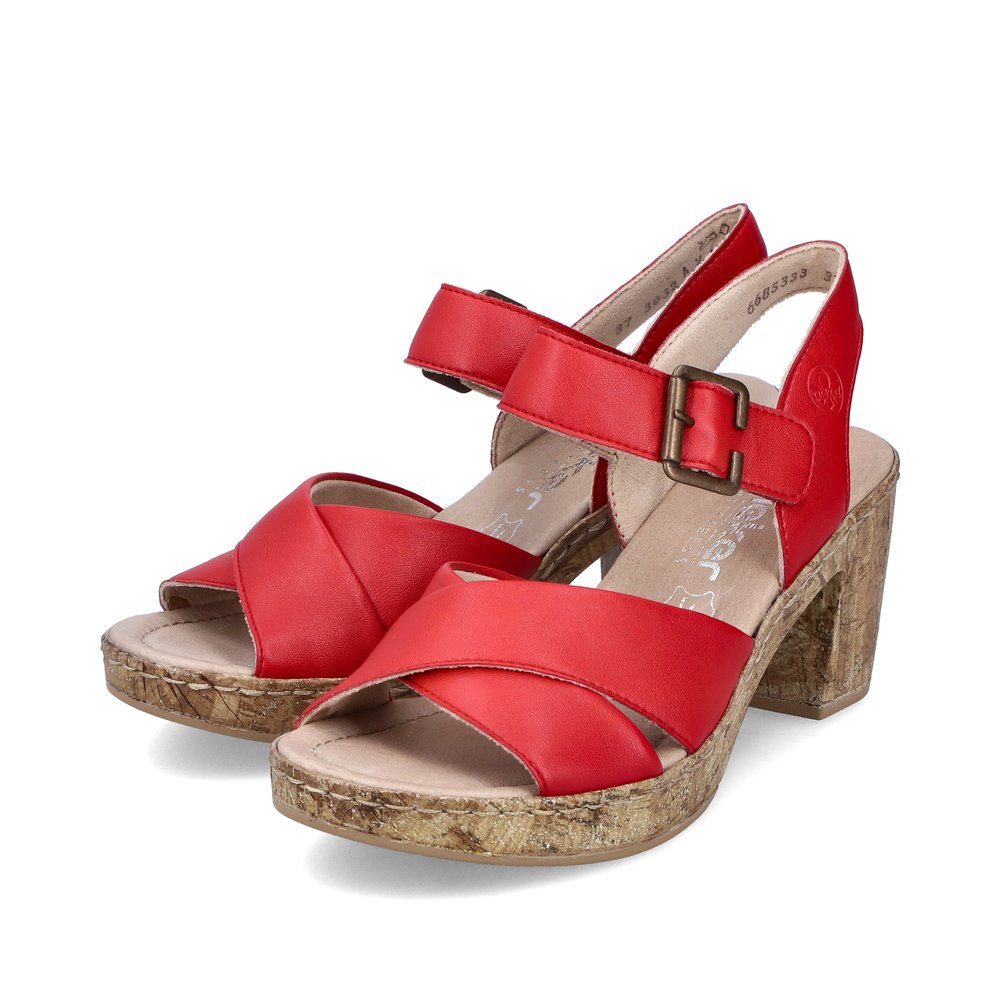 Rieker sandalettes à lanières rouges pour femmes 66853-33. Chaussures inclinée sur le côté.