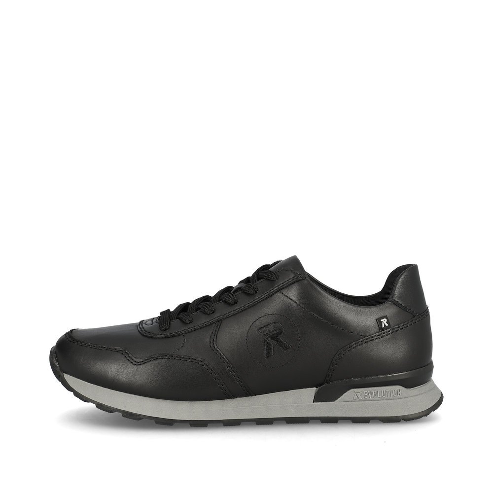 Black Rieker men´s low-top sneakers U0304-00 with a grippy sole as well as lacing. Outside of the shoe.