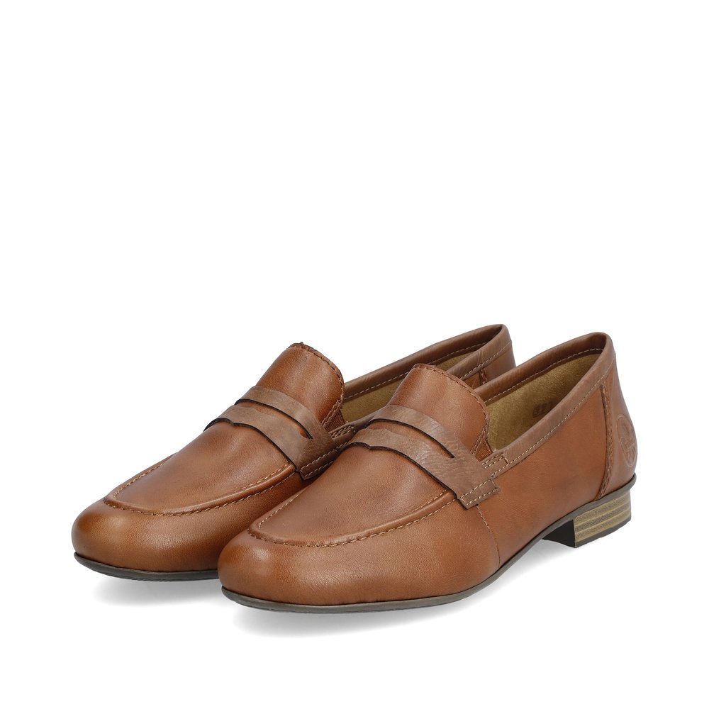Rieker mocassins marron pour femmes 51954-25 avec un insert élastique. Chaussures inclinée sur le côté.