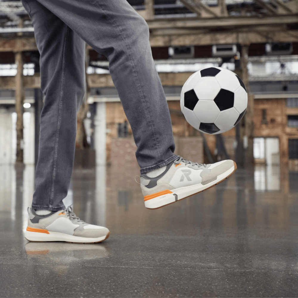 Christoph Kramer beim Kicken mit Rieker Sport Schuhen