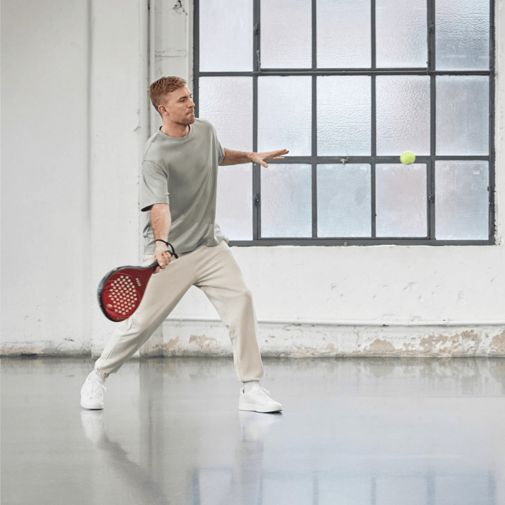 Christoph Kramer beim Padel spielen in Rieker Sport Schuhen