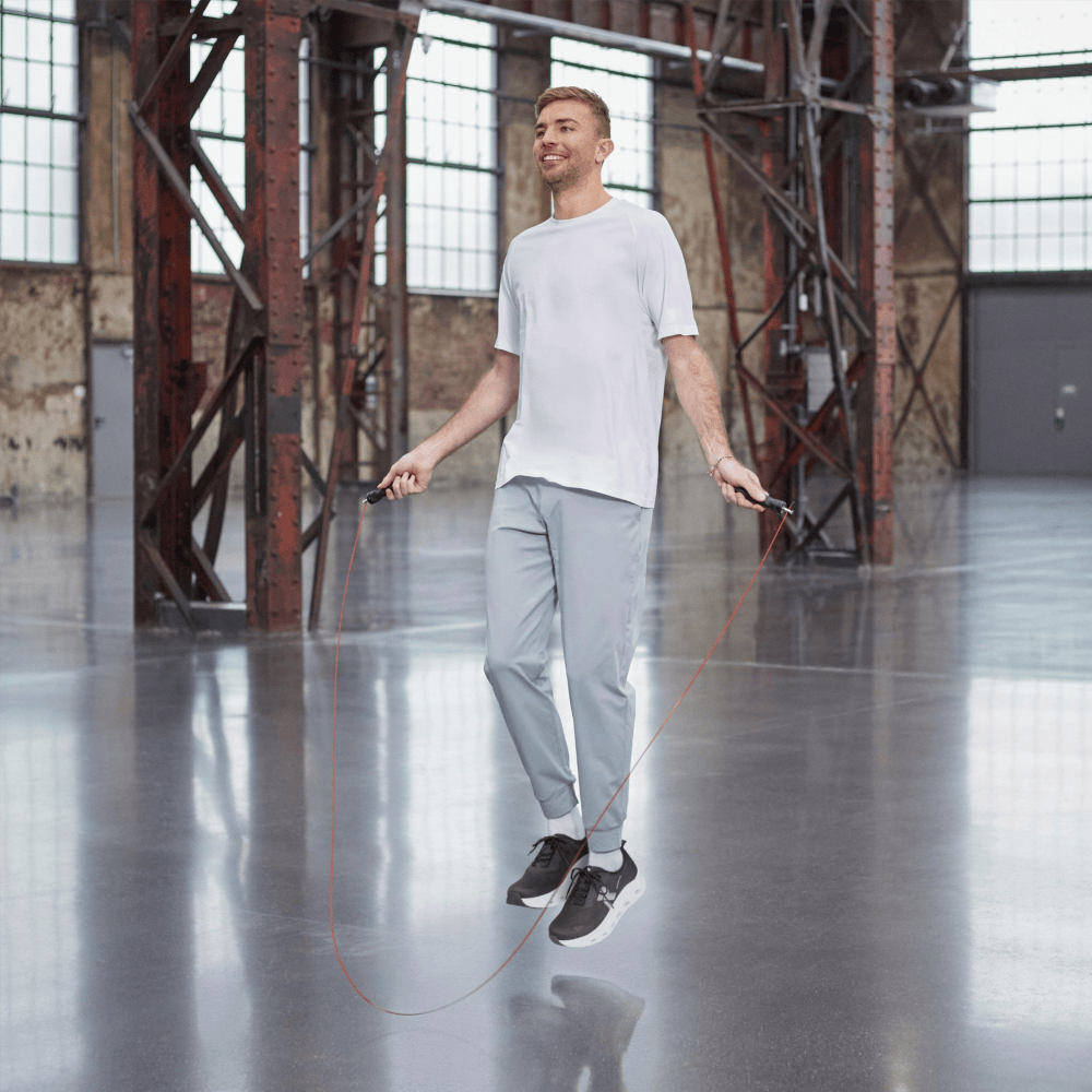 Christoph Kramer beim Seilspringen mit Rieker Sport Sneakern