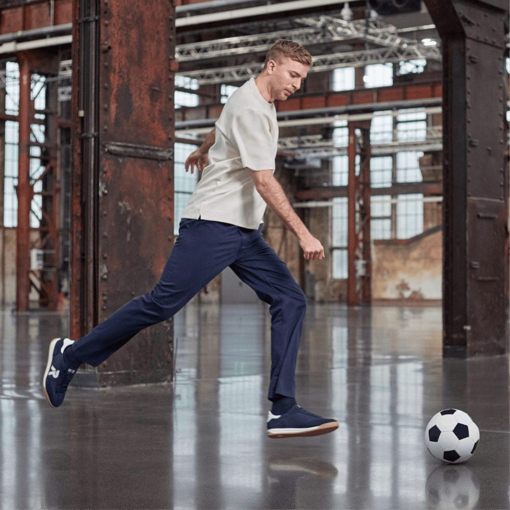 Christoph Kramer mit Fußball in Rieker Sport Sneakern